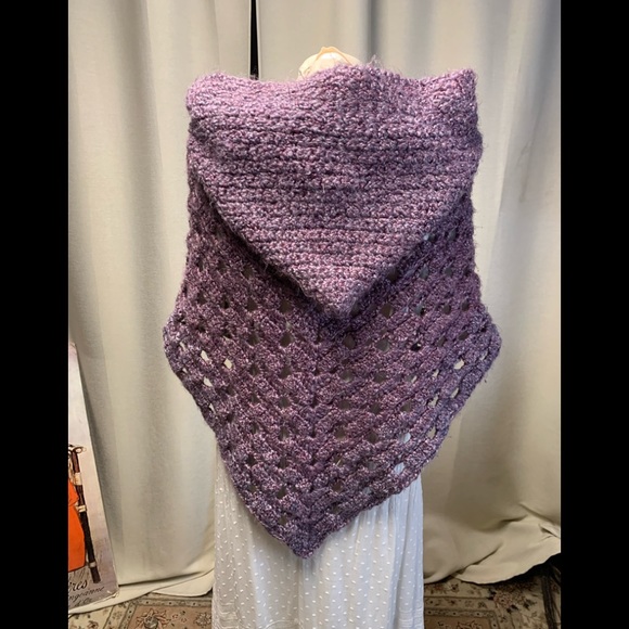 Handmade cape/shawl with generous hood - Picture 3 of 9